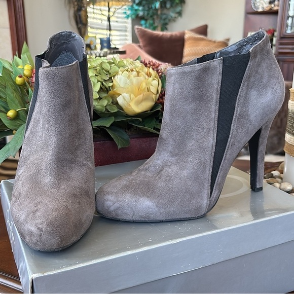 Brand New Jessica Simpson Genuine Suede Gray & Black Slip On Heeled Booties Boot - Picture 2 of 15